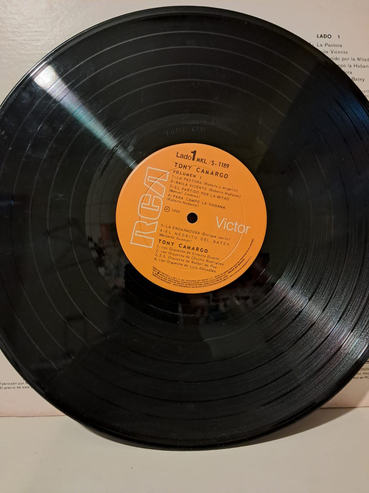 Tony Camargo – Tony Camargo. Vinilo en buen estado. formato muerto