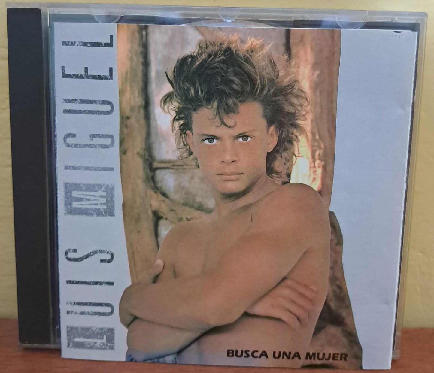 Luis Miguel. Busca una mujer. Cd en excelente estado. formato muerto