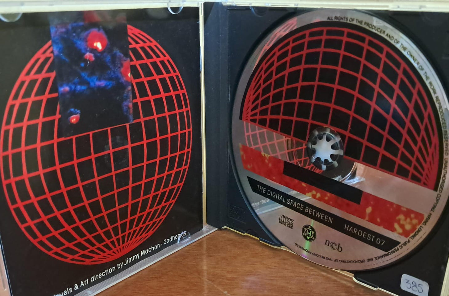 Varios – The Digital Space Between. Cd importado en buen estado. formato muerto