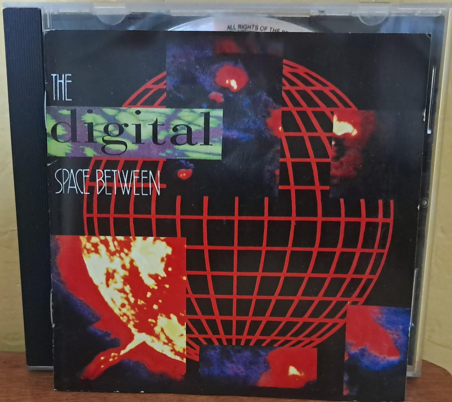 Varios – The Digital Space Between. Cd importado en buen estado. formato muerto