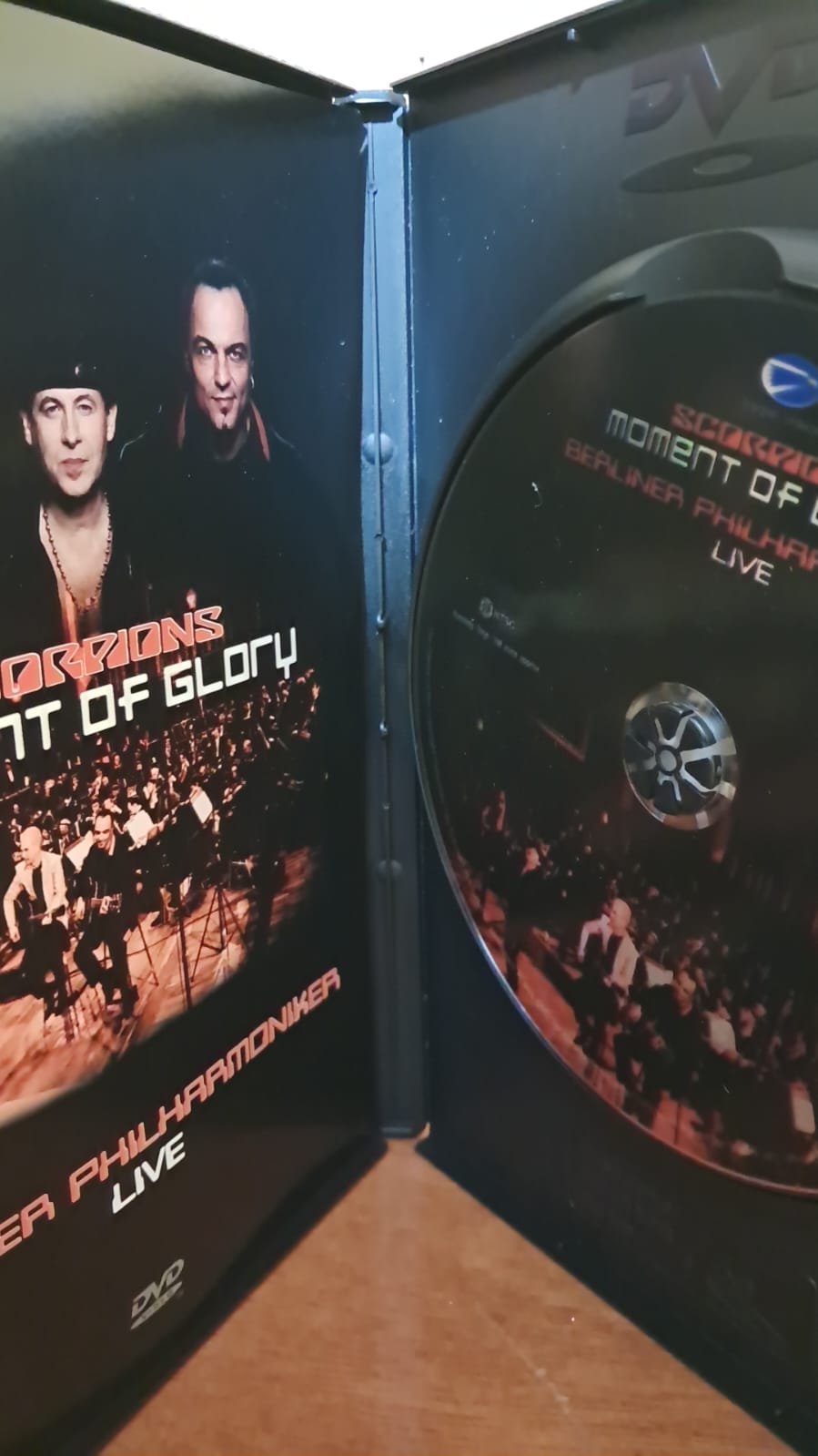 Scorpions & Berliner Philharmoniker – Moment Of Glory - Live. DVD en buen estado. formato muerto