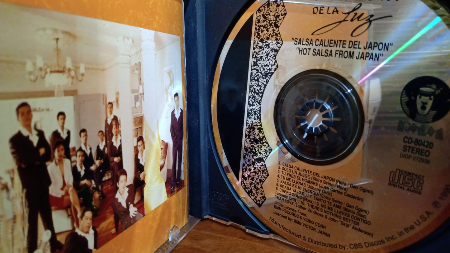 Orquesta De La Luz – Salsa Caliente Del Japon (Hot Salsa From Japan / 日本からの熱いサルサ) Cd excelente estado. tienda de discos en méxico formato muerto