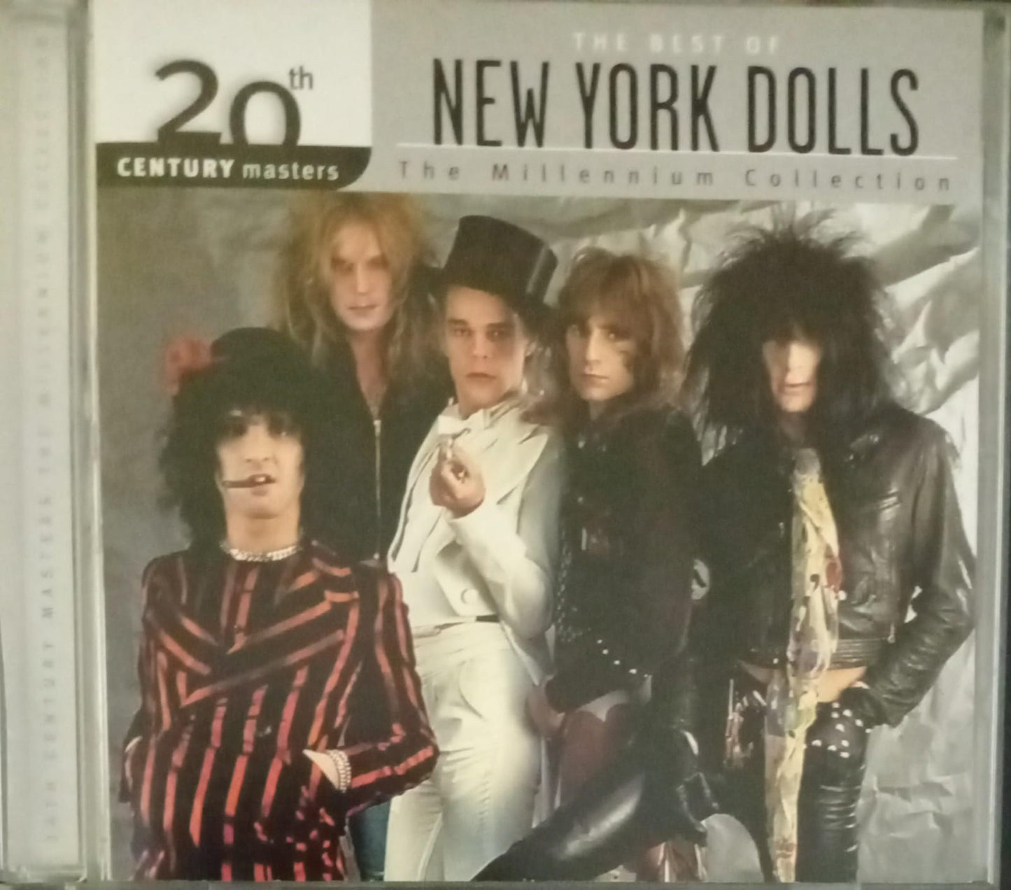 New York Dolls – The Best Of New York Dolls. CD en buen estado.