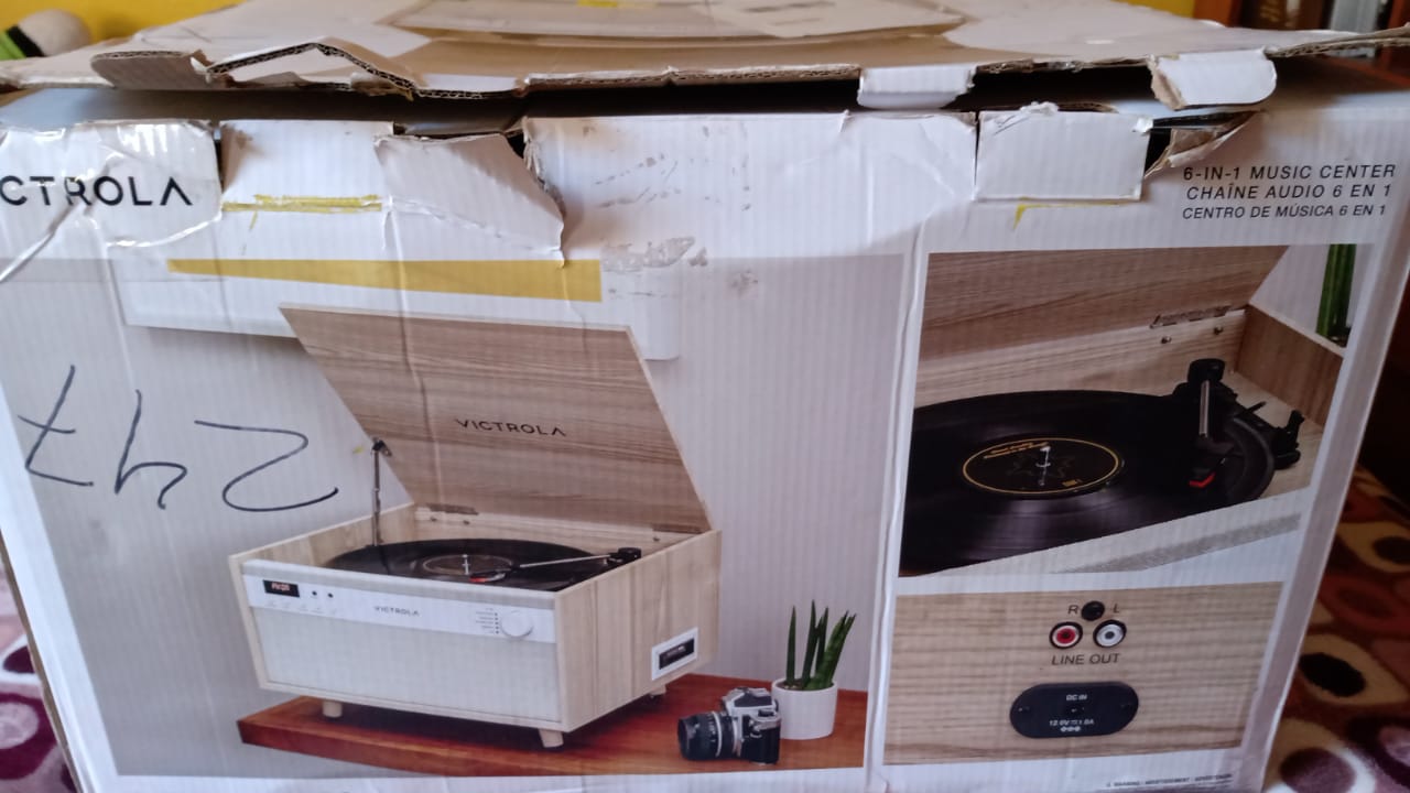 Victrola Century - Tocadiscos Bluetooth 6 en 1 - Natural Centro Musical de Mediados de Siglo Reproduce Vinilo, CD, Casete y Auxiliar, VINYLSTREAM transmite Discos a Altavoces Bluetooth. Nuevo.