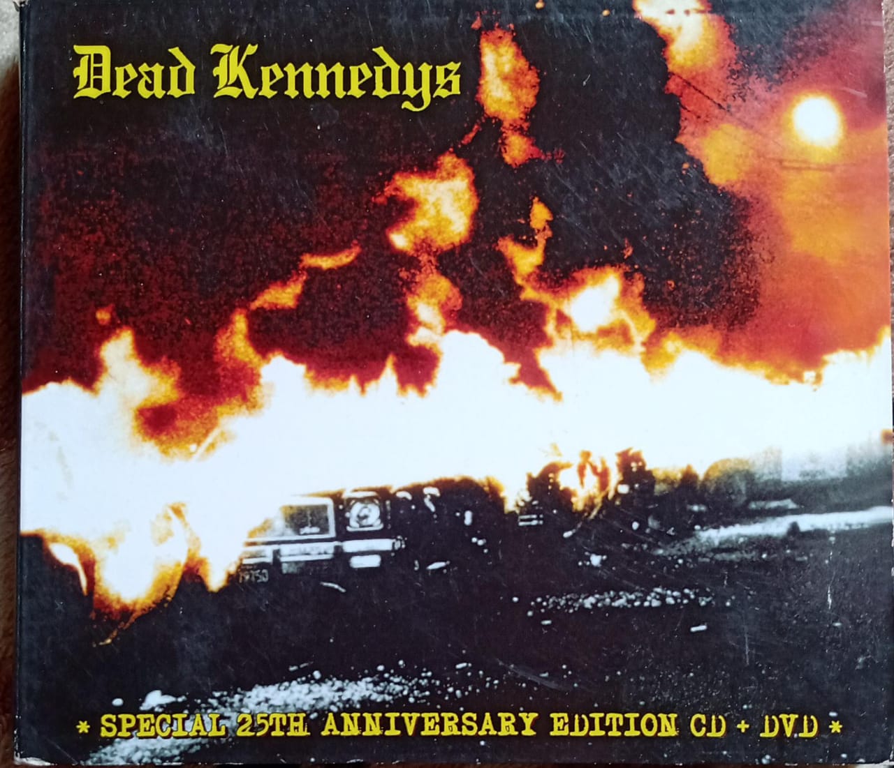 Dead Kennedys – Fresh Fruit for Rotting Vegetables: 25th Anniversary Edition CD + DVD en excelente estado