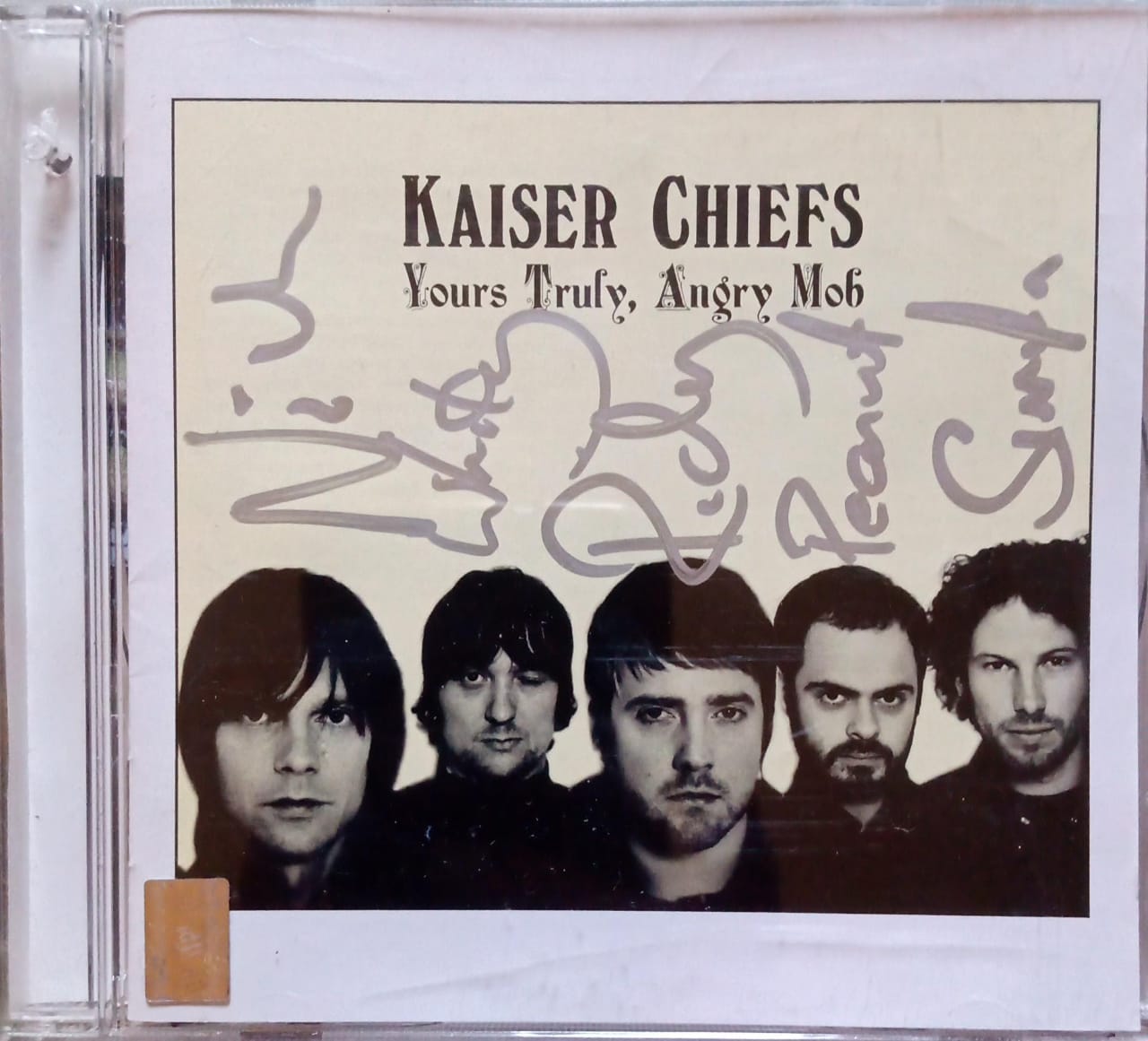Kaiser Chiefs – Yours Truly, Angry Mob (CD en excelente estado autografiado).