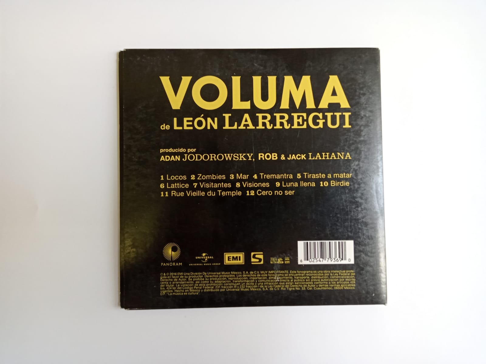 León Larregui. Voluma. CD en buen estado. formato muerto