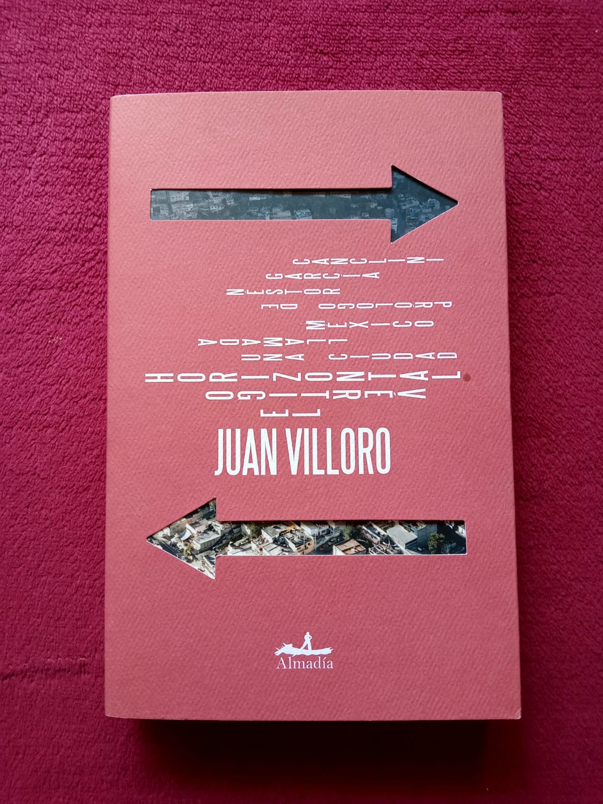 Juan Villoro. El vértigo horizontal. Libro en buen estado.