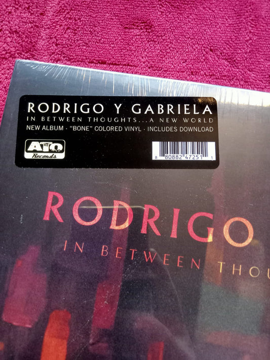 Rodrigo y Gabriela – In Between Thoughts... A New World. Vinilo nuevo de color. formato muerto