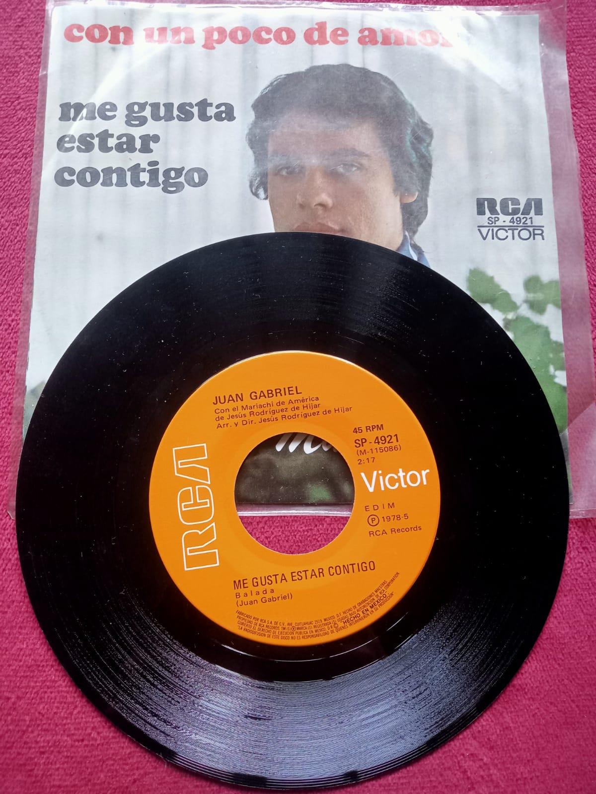 Juan Gabriel – Con Un Poco De Amor / Me Gusta Estar Contigo. formato muerto