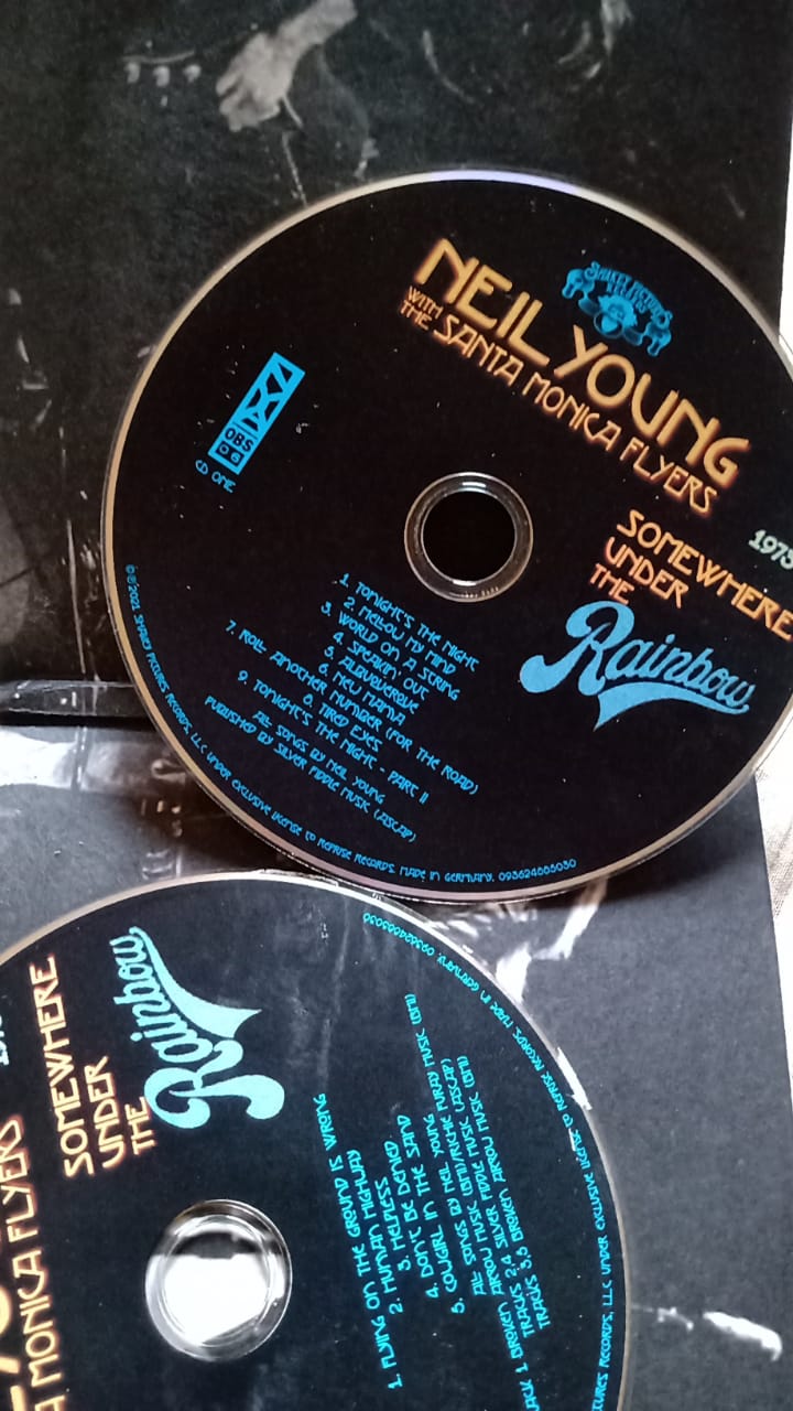 Neil Young with The Santa Monica Flyers – Somewhere Under the Rainbow (Live 1973 - CD Doble Importado).