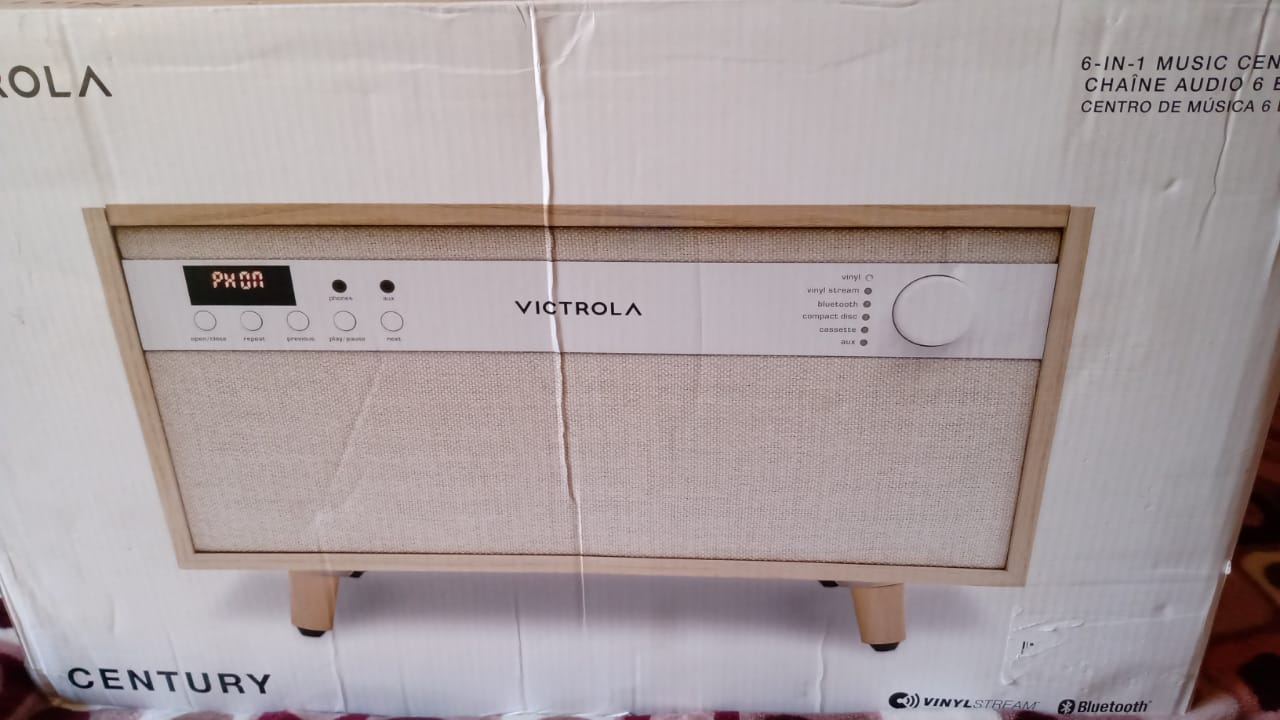 Victrola Century - Tocadiscos Bluetooth 6 en 1 - Natural Centro Musical de Mediados de Siglo Reproduce Vinilo, CD, Casete y Auxiliar, VINYLSTREAM transmite Discos a Altavoces Bluetooth. Nuevo.