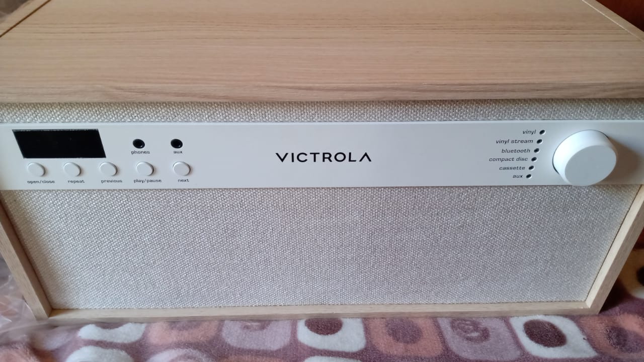 Victrola Century - Tocadiscos Bluetooth 6 en 1 - Natural Centro Musical de Mediados de Siglo Reproduce Vinilo, CD, Casete y Auxiliar, VINYLSTREAM transmite Discos a Altavoces Bluetooth. Nuevo.