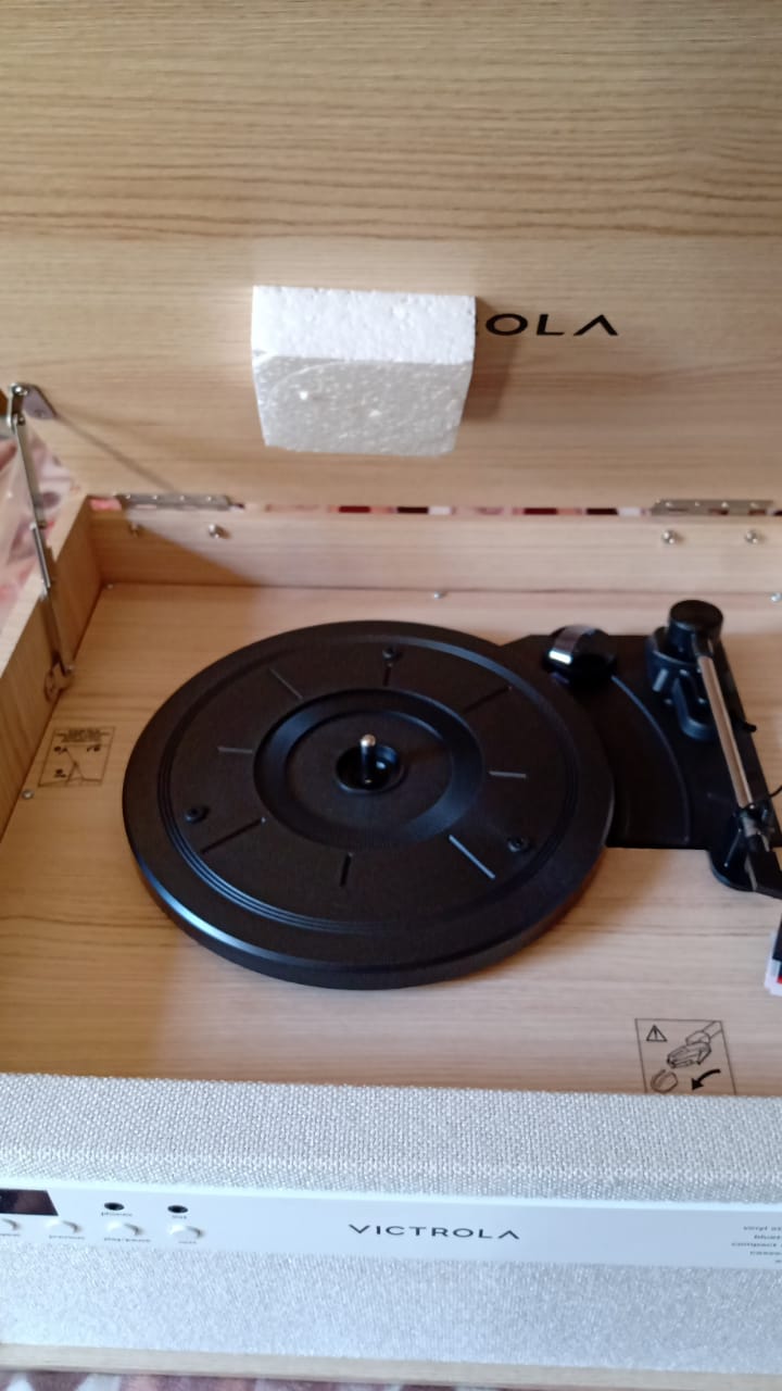 Victrola Century - Tocadiscos Bluetooth 6 en 1 - Natural Centro Musical de Mediados de Siglo Reproduce Vinilo, CD, Casete y Auxiliar, VINYLSTREAM transmite Discos a Altavoces Bluetooth. Nuevo.