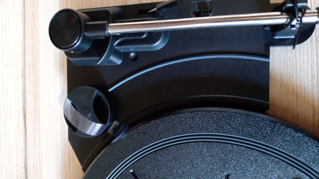 Victrola Century - Tocadiscos Bluetooth 6 en 1 - Natural Centro Musical de Mediados de Siglo Reproduce Vinilo, CD, Casete y Auxiliar, VINYLSTREAM transmite Discos a Altavoces Bluetooth. Nuevo.