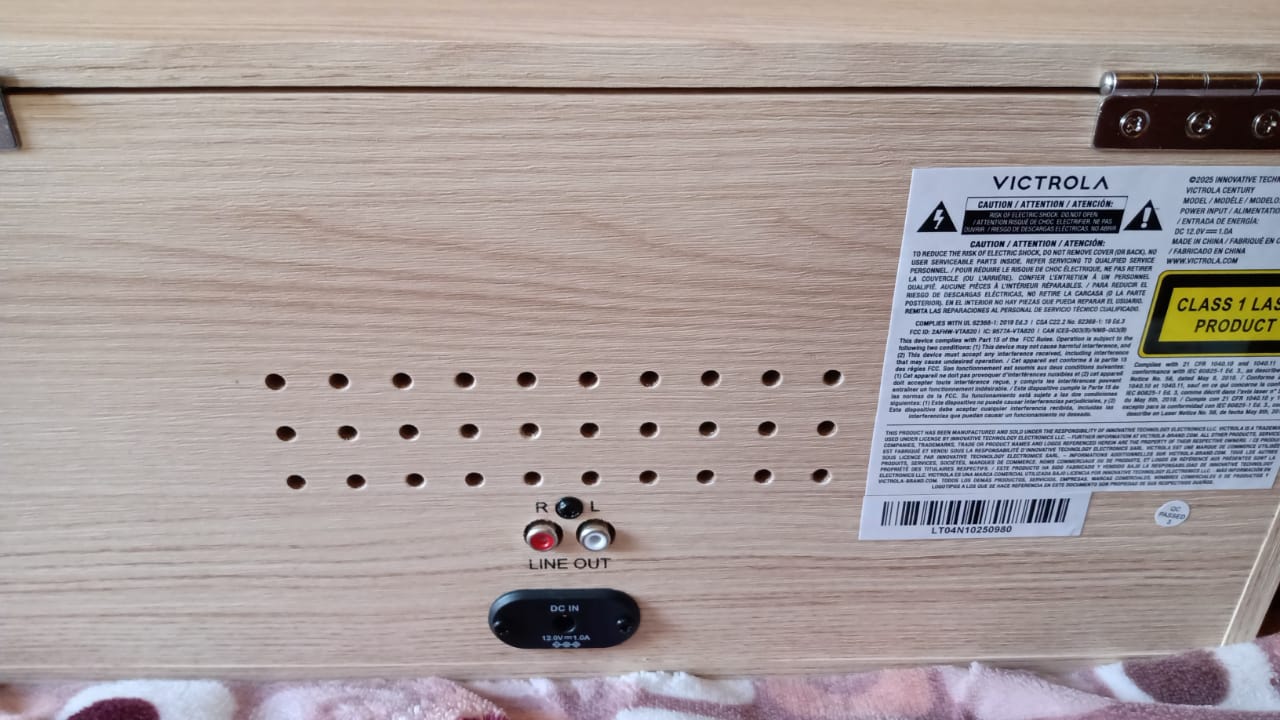 Victrola Century - Tocadiscos Bluetooth 6 en 1 - Natural Centro Musical de Mediados de Siglo Reproduce Vinilo, CD, Casete y Auxiliar, VINYLSTREAM transmite Discos a Altavoces Bluetooth. Nuevo.
