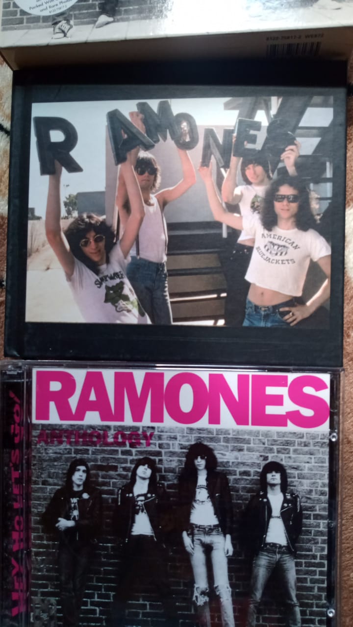 Ramones – Anthology (CD doble + libro, buen estado).