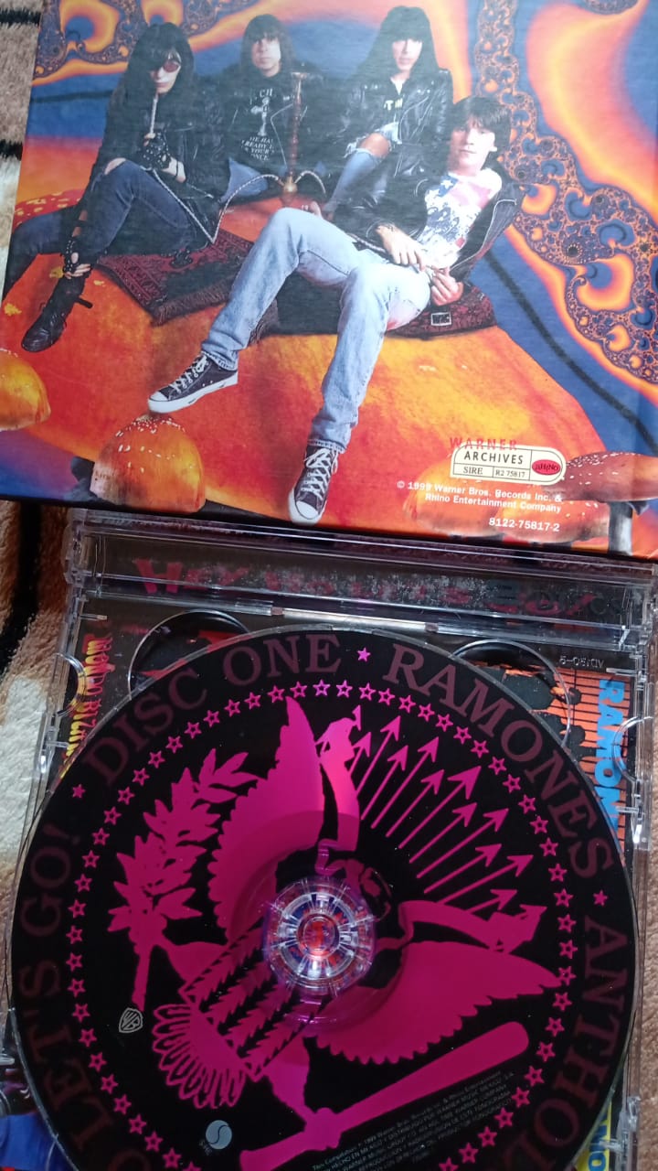 Ramones – Anthology (CD doble + libro, buen estado).