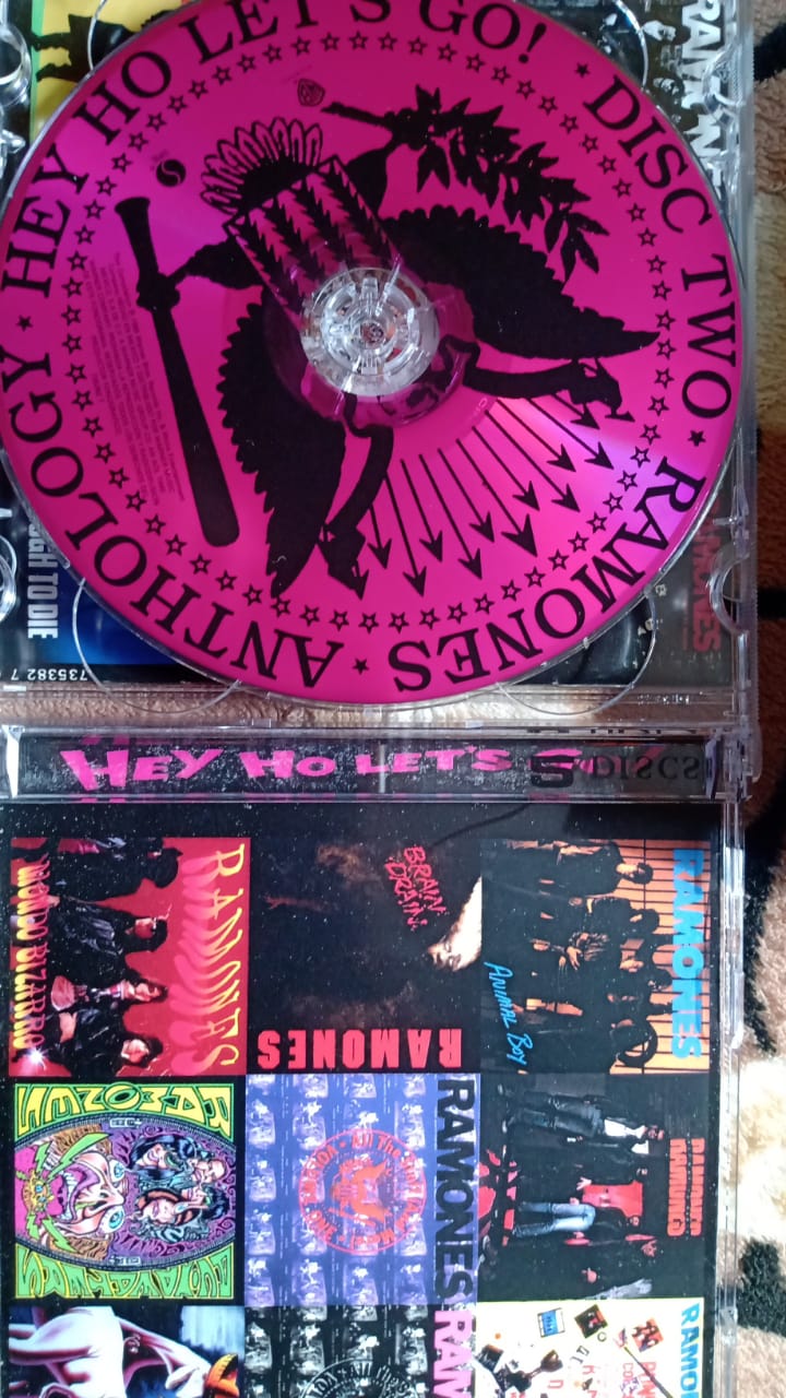Ramones – Anthology (CD doble + libro, buen estado).