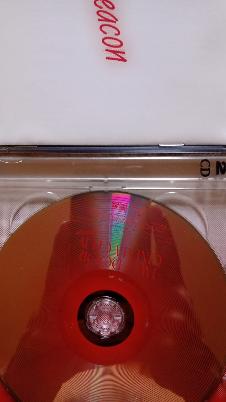 Two Door Cinema Club – Beacon (CD doble en excelente estado).
