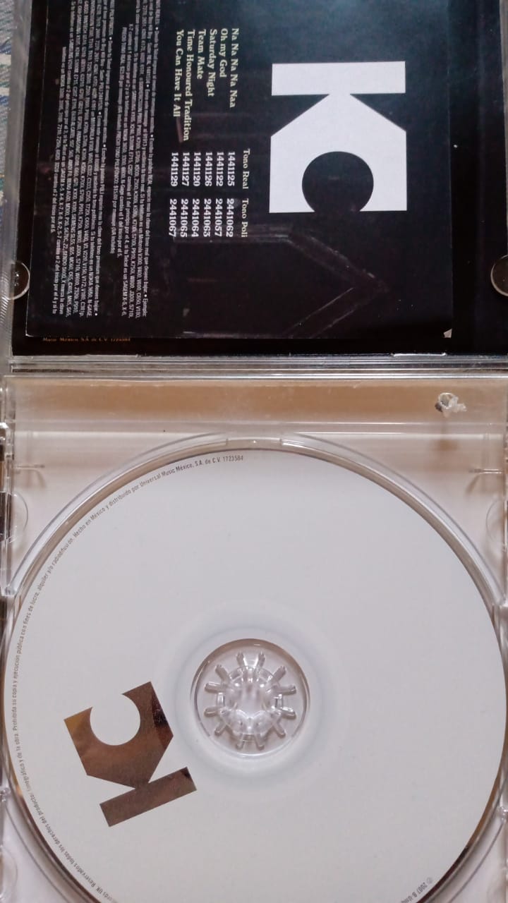 Kaiser Chiefs – Yours Truly, Angry Mob (CD en excelente estado autografiado).