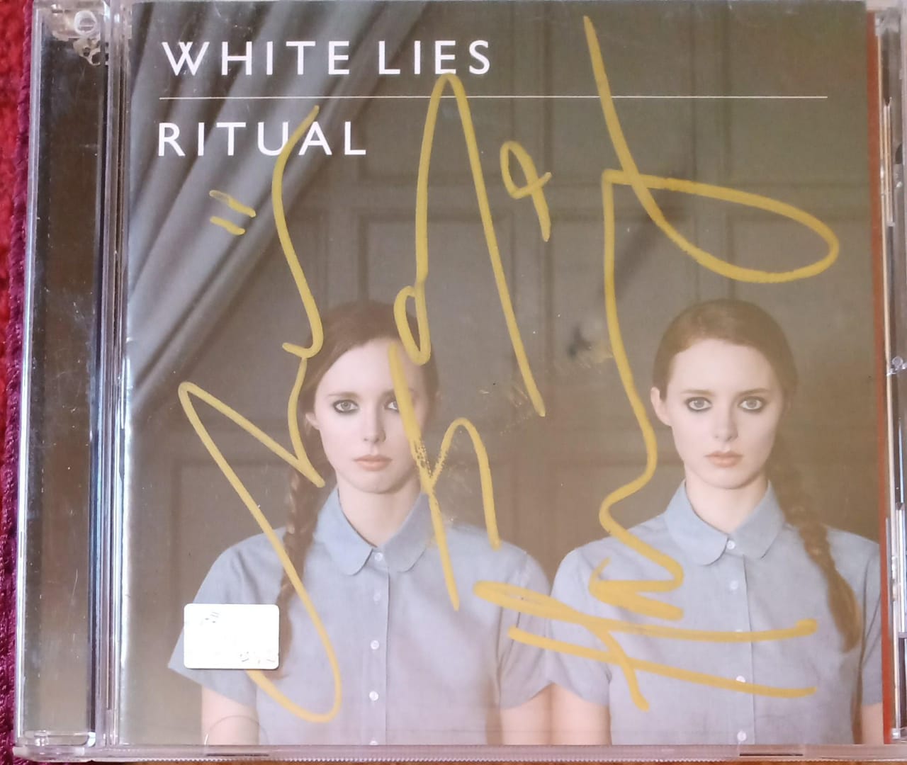White Lies – Ritual. CD en excelente estado. Ejemplar autografiado.